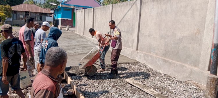 Polri Peduli, Bhabinkamtibmas Polsek  Adonara Barat Melakukan Kegiatan Bakti Sosial Mengerjakan Semenisasi Lorong Di Dusun Tiga Desa Lite