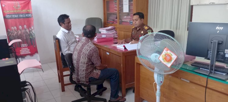 Berkas Perdagangan Orang Lengkap, Polres Flotim serahkan Tersangka dan Barang Bukti ke Jaksa Flotim - NTT