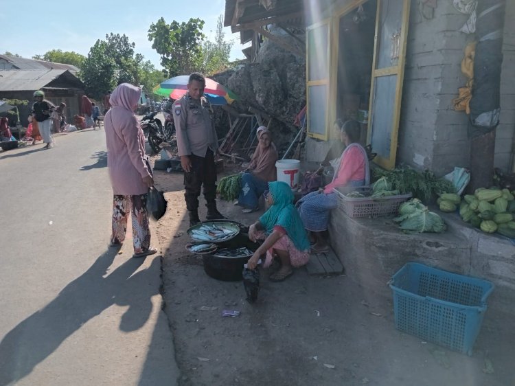 Aipda Rofin Sambangi Pasar Botang - Solor dan Berikan himbauan Kamtibmas