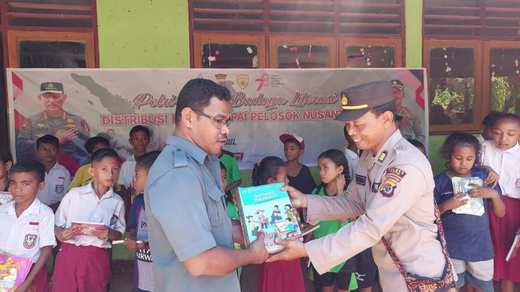 Polri Peduli Literasi, Polres Flotim salurkan buku kepada Siswa/i SDK Lewobele