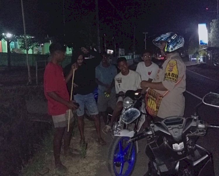 Bhabinkamtibmas Desa Boru, Lakukan Patroli Malam Sekaligus Sambangi anak-anak muda setempat