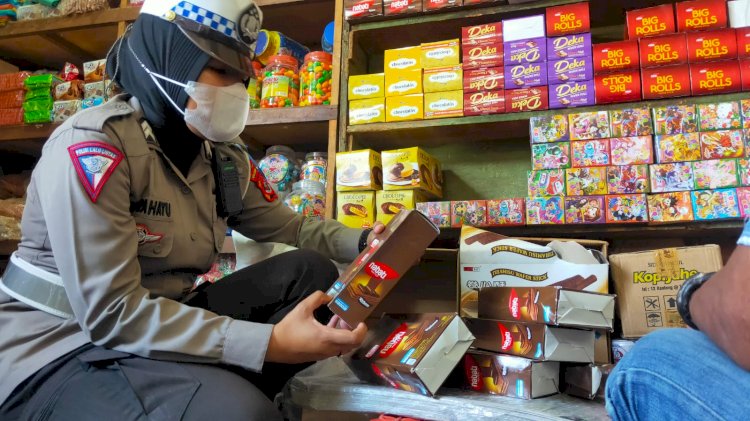 Satgas Ops Pekat Turangga 2023 Polres Flotim, Sita Belasan Produk Pangan Kadaluarsa
