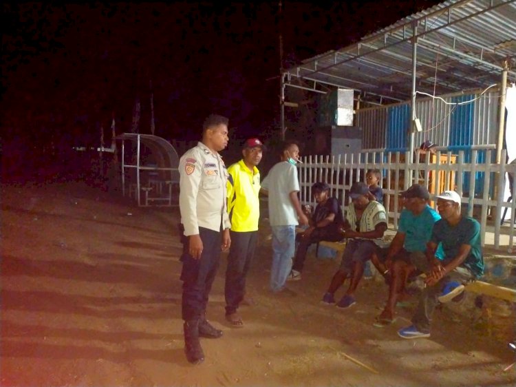 Tingkatkan Keamanan Desa Malam Hari, Bhabinkamtibmas Patroli Sekaligus Sambangi Warganya