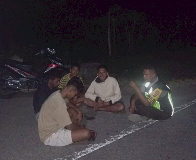 Jalin Keakraban Bersama Warganya, Ini Pesan Bhabinkamtibmas Desa Pululera Saat Laksanakan Patroli Malam
