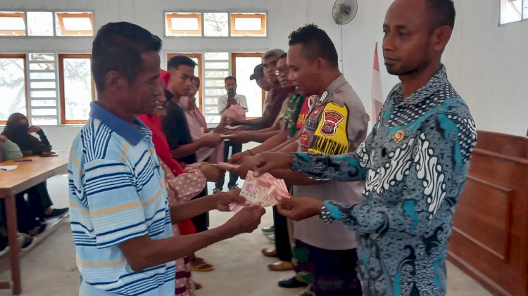Bhabinkamtibmas monitoring penyaluran BLT Triwulan III Tahun 2023 di Desa Watohari - Solor Timur