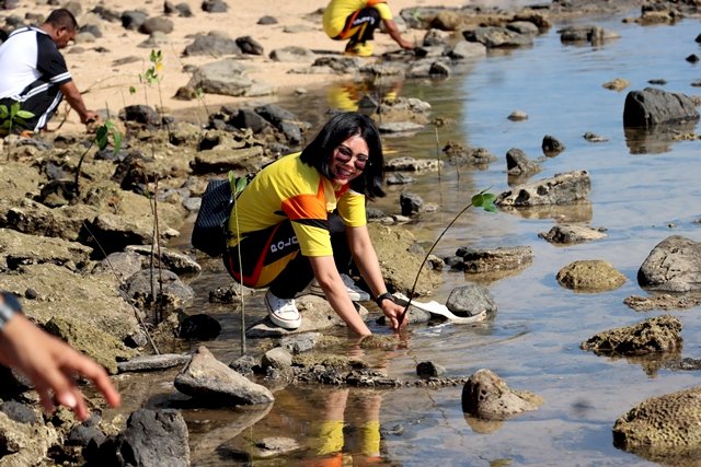 Bhakti Lingkungan, Polres Flotim Tanam Pohon Mangrove Guna Peringati HUT Humas Polri ke-72
