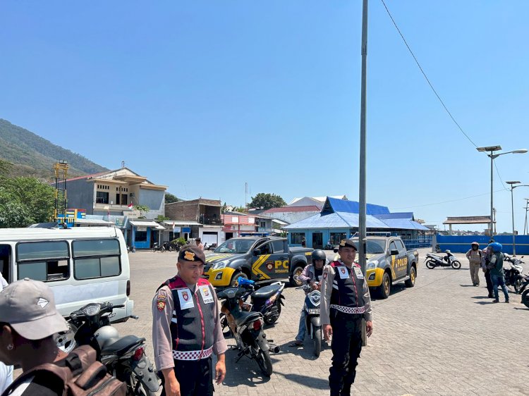 Satuan Samapta Polres Flores Timur melakukan kegiatan patroli kota di seputaran kota Larantuka