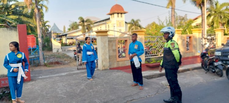 Polres Flotim Hadir Berikan Kenyamanan Dalam Pelaksanaan Ibadah Umat Katolik
