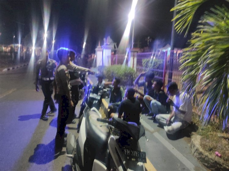 Personil Polres Flotim Melaksanakan Patroli Humanis Dan Dialogis Dengan Warga Masyarakat Di Seputaran Kota Larantuka