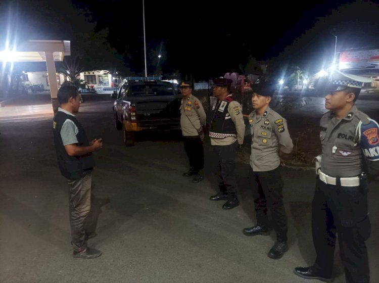 Personil Polres Flotim Melaksanakan Patroli Humanis Dan Dialogis Dengan Warga Masyarakat Di Seputaran Kota Larantuka