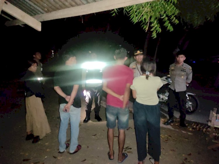 Personil Polres Flotim Melaksanakan Patroli Humanis Dan Dialogis Dengan Warga Masyarakat Di Seputaran Kota Larantuka