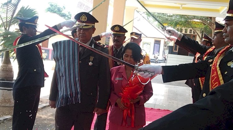 Tradisi Pedang Pora, Pelepasan 2 Personil Polres Flotim yang Purna Bhakti 2023 , Kapolres Bukakan Pintu Mobil dan antar ke rumah para purna