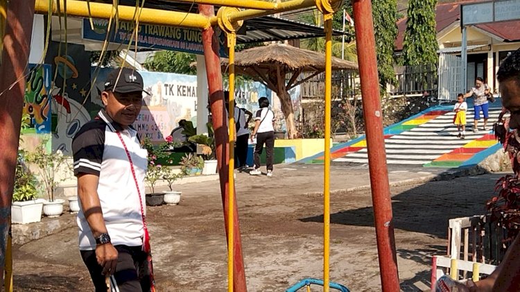 Personil Polres Flotim Kerja Bhakti di TKK Kemala Bhayangkari 06 Larantuka.