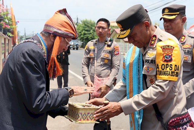 Sapaan Adat dan Jajar Kehormatan, Sambut Kedatangan Kapolda NTT di Mapolres Flotim