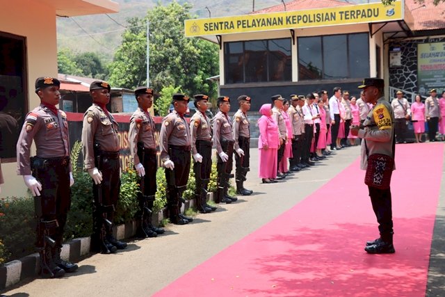 Sapaan Adat dan Jajar Kehormatan, Sambut Kedatangan Kapolda NTT di Mapolres Flotim