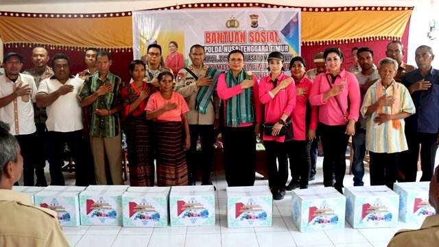 Bakti Sosial Didesa kimakamak, Kapolda NTT Irjen Pol Drs. Johni Asadoma Berikan Bingkisan