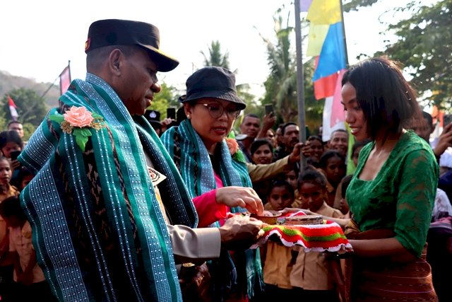 Bakti Sosial Didesa kimakamak, Kapolda NTT Irjen Pol Drs. Johni Asadoma Berikan Bingkisan