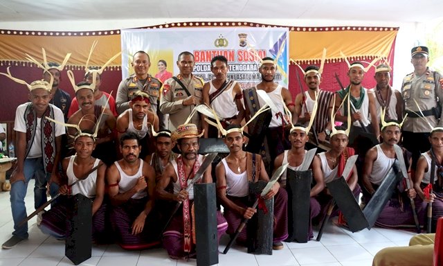 Bakti Sosial Didesa kimakamak, Kapolda NTT Irjen Pol Drs. Johni Asadoma Berikan Bingkisan