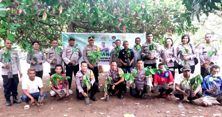 Penanaman Sejuta Pohon Bersama Polri di Dusun Mudakeputu, Flotim