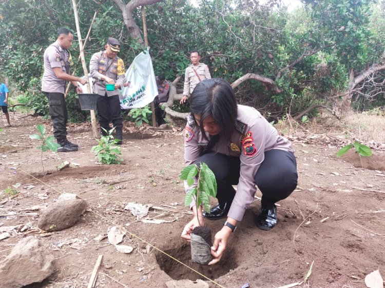 Penanaman Sejuta Pohon Bersama Polri di Dusun Mudakeputu, Flotim