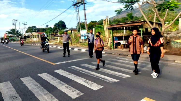 Satlantas Polres Flotim Berikan Rasa Aman Bagi Pengguna Jalan dan Anak Sekolah