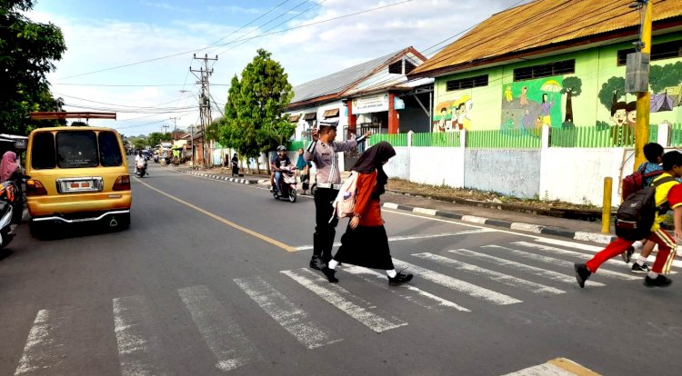 Satlantas Polres Flotim Berikan Rasa Aman Bagi Pengguna Jalan dan Anak Sekolah