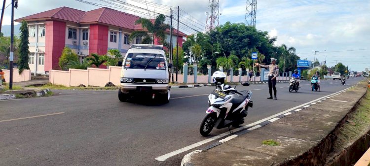 Satlantas Polres Flotim Berikan Rasa Aman Bagi Pengguna Jalan dan Anak Sekolah