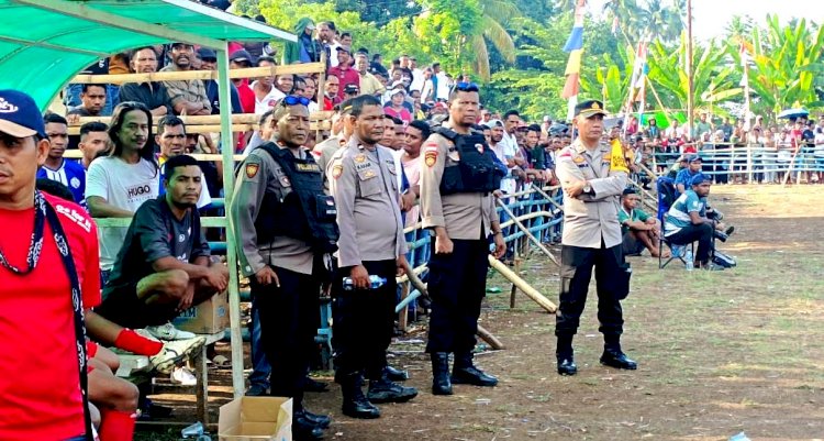 Masuk 8 Besar Turnamen Sepak Bola Waiwadan CUP  III, TNI/POLRI Jaga Ketat Pertandingan