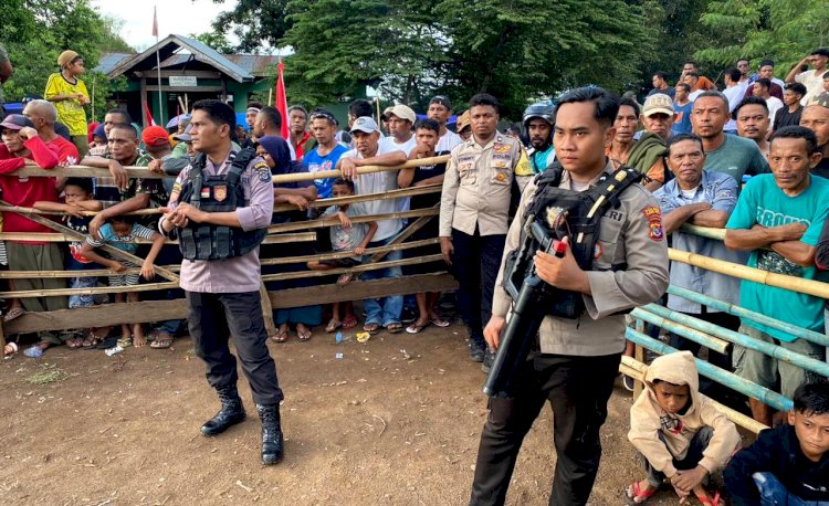 Masuk 8 Besar Turnamen Sepak Bola Waiwadan CUP  III, TNI/POLRI Jaga Ketat Pertandingan