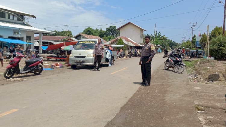Kepolisian Sektor Adonara Barat Menyambangi Para Pedagang Dan Pengunjung Pasar Waiwadan