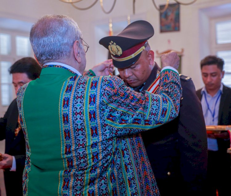 Anggota Polri Ipda Fridus Bere Terima Penghargaan Medali Kehormatan dari Presiden Timor Leste