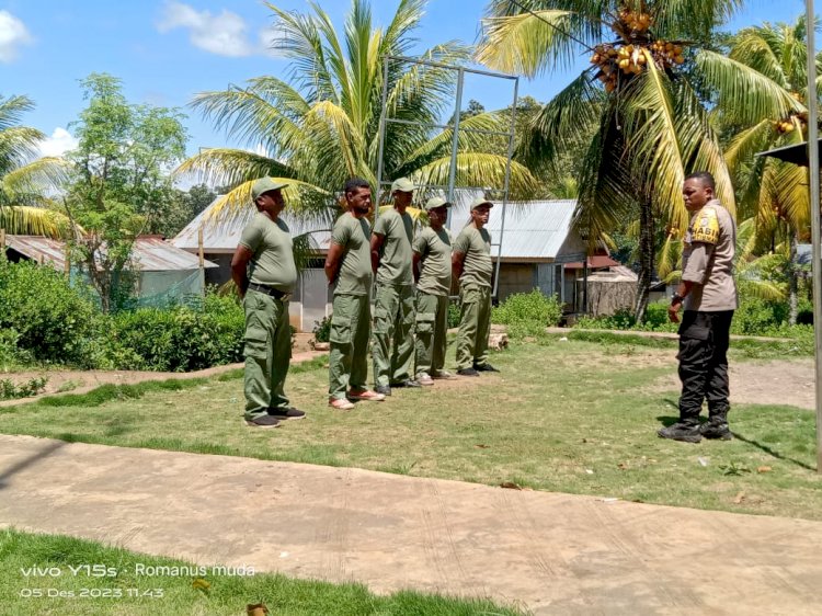 Bhabinkamtibmas Memberikan Pelatihan Kepada Para Anggota Linmas Desa Riangpadung