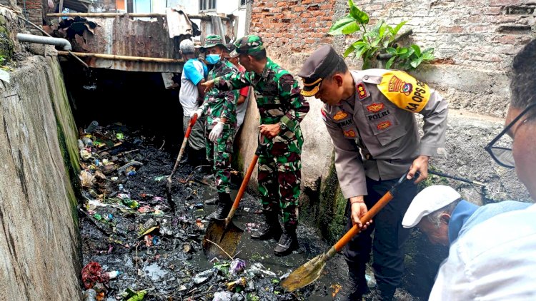 Kapolres Flotim Dukung dan Turut Serta Dalam Karya Bhakti TNI di Kab. Flores Timur