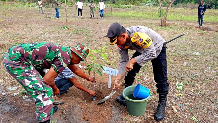 Kapolres Flotim Dukung dan Turut Serta Dalam Karya Bhakti TNI di Kab. Flores Timur