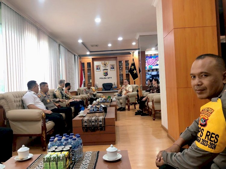 Berantas Penyelundupan manusia, Kapolres Flotim Terima Penghargaan dari Australian Federal Police
