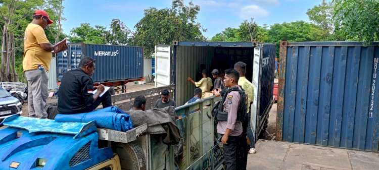 Kawal Surat suara Pemilu 2024 dengan aman, Personil OMB Polres Flotim Jemput dan Kawal dari Kab Sikka menuju Kab. Flotim