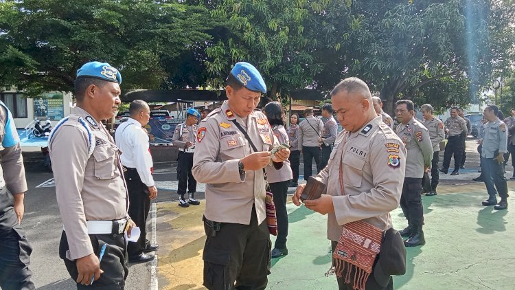 Usai Apel Pagi, SiPropam Polres Flotim Lakukan Pemeriksaan Sikap Tampang Dan Kelengkapan Anggota