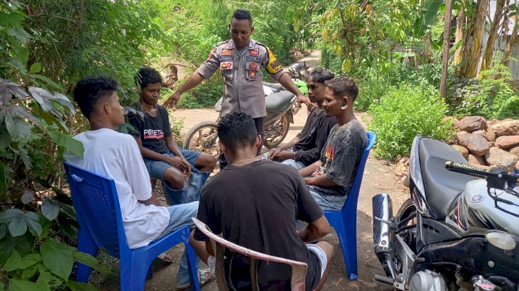 Bhabinkamtibmas Ajak Para Pemuda Desa Partisipasi Ciptakan Pemilu Damai Dan Berkualitas