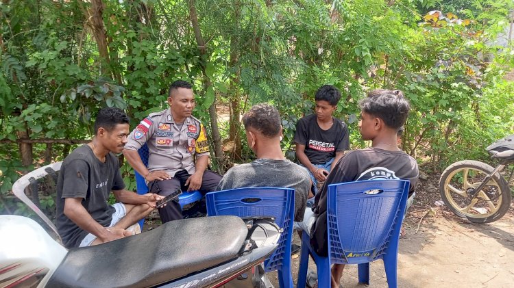 Bhabinkamtibmas Ajak Para Pemuda Desa Partisipasi Ciptakan Pemilu Damai Dan Berkualitas