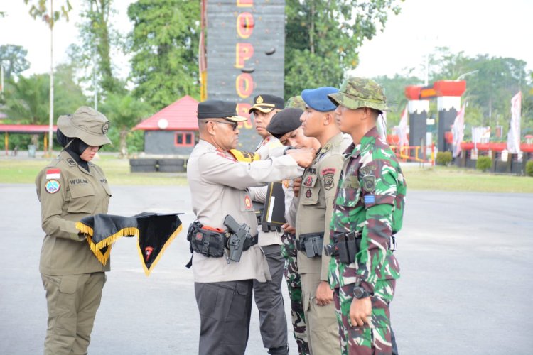 *Kapolri Beri Penghargaan Pin Emas Kepada Prajurit TNI dan Anggota Polri yang tergabung dalam Satgas Operasi Damai Cartenz 2023*