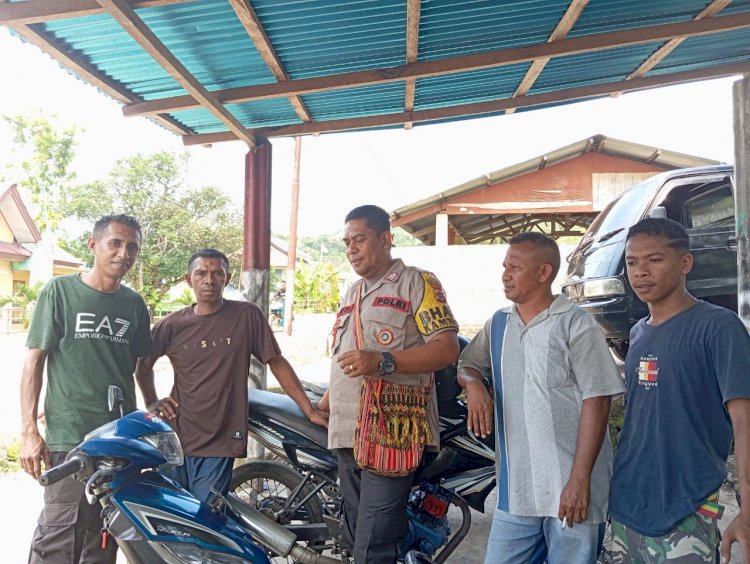 Sambang Dialogis Bhabinkamtibmas Bersama Pemuda Desa Boru Himbau Saat Ke Luar Rumah Selalu Mengenakan Masker