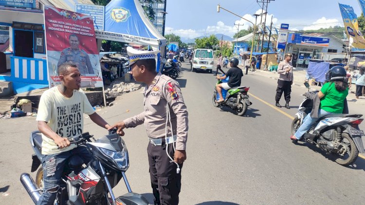Satuan Lalu Lintas Polres Flotim Lancar Arus Lalin Perkotaan Larantuka Dalam Rangka Tahun Baru 2024
