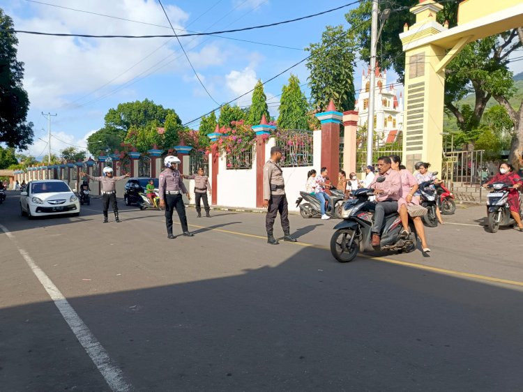 Ciptakan Keamanan, Personil Polres Flotim Rutin Pam Gereja Setiap Hari Minggu