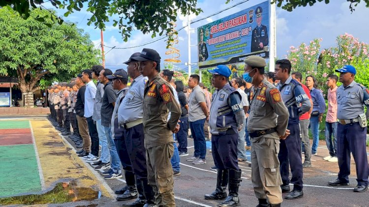 Kapolres Flotim Pimpin Apel Pengamanan Pergantian Malam Tahun Baru 2024 , Ini Arahannya Kepada Personil