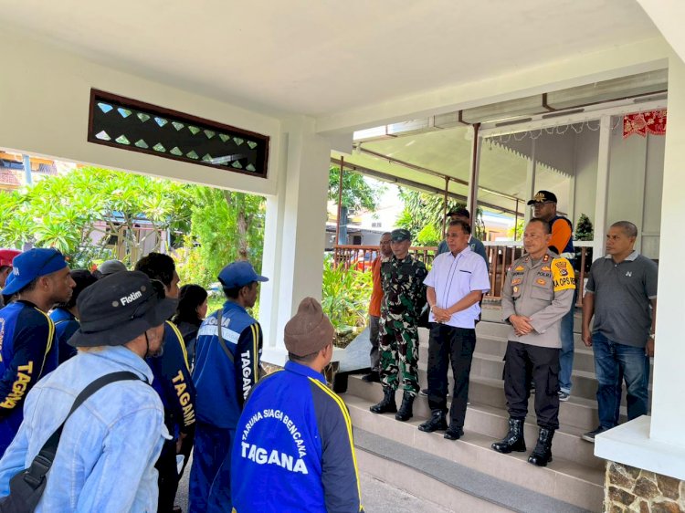 Erupsi gunung Lewotobi, Kapolres Flotim Turut Bersama Forkompinda Turun Temui pengungsi