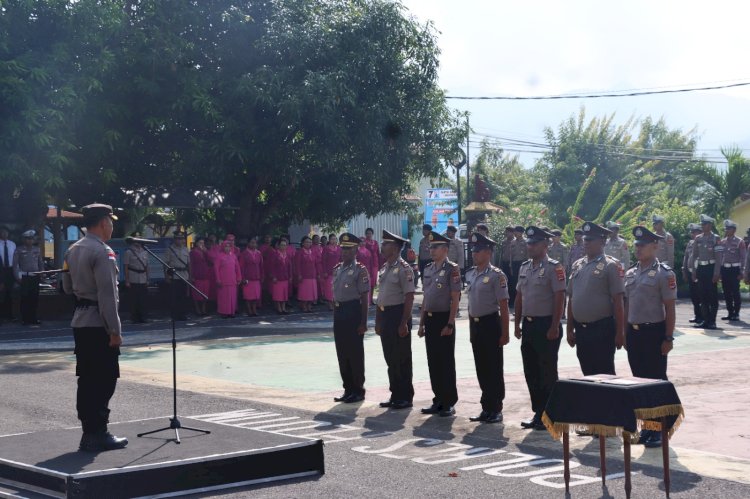 Kapolres Flotim Pimpin Upacara Kenaikan Pangkat 17 Personil Polres Flotim