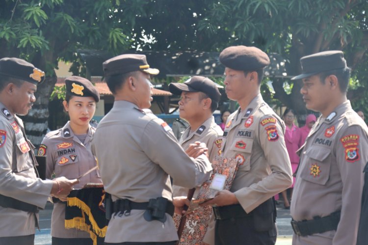 Kapolres Flotim Pimpin Upacara Kenaikan Pangkat 17 Personil Polres Flotim