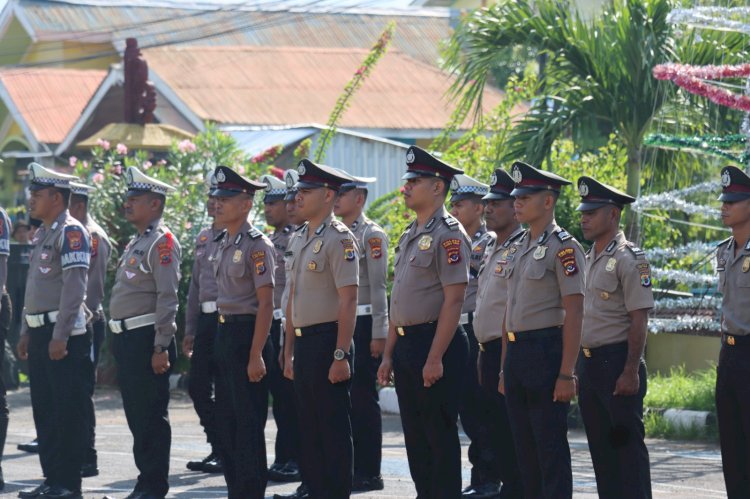 Kapolres Flotim Pimpin Upacara Kenaikan Pangkat 17 Personil Polres Flotim