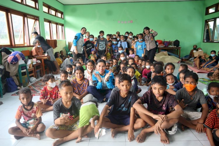 Polwan Polres Flotim Beri Trauma Healing Kepada Anak-Anak Korban Bencana Alam Erupsi Gunung Lewotobi