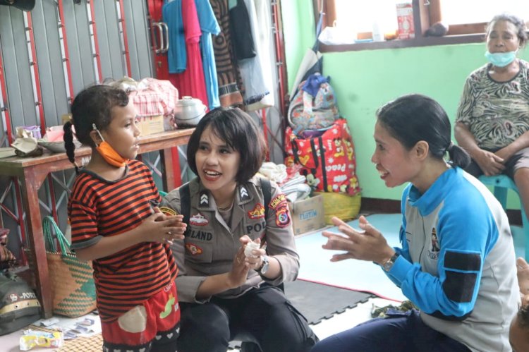 Polwan Polres Flotim Beri Trauma Healing Kepada Anak-Anak Korban Bencana Alam Erupsi Gunung Lewotobi